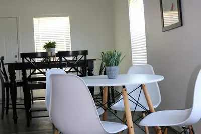 Image de Sleeps 16-Close to UofA & All Things Fayetteville