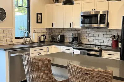 Image de The Little Lodge is a new farmhouse style cottage-4 min to vibrant Downtown Napa