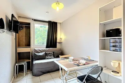 Image de Studio lumineux directement sur pistes avec piscine