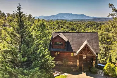 Image de Mtn Views, Hot Tub & Fire Pit: Pigeon Forge Cabin!