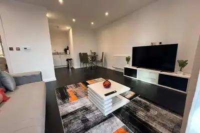 Beautiful 2 Bed Ensuite Apt Dartford. 5 Mins walk to Train station & town Centre