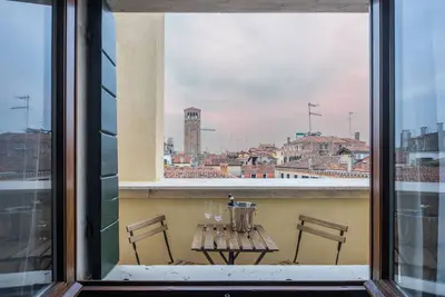 Image de Bright Apartment On Venetian Roofs R&R