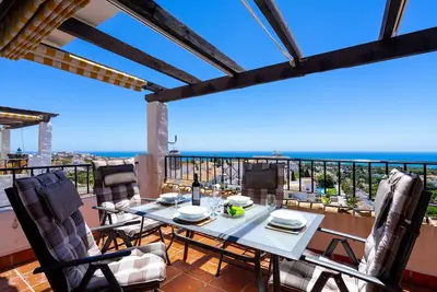 Image de Hillside flat with pool in Calahonda by Costarentals - Ref 135