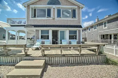 Image de 2 Decks + Beach Access: Oceanfront Getaway!
