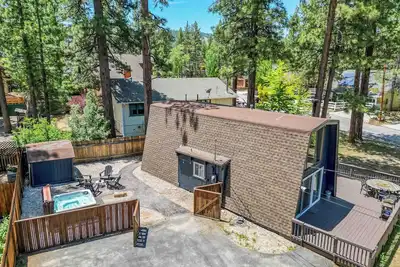 Image de Centrally Located cabin with private hot tub, deck, Bbq, and more!
