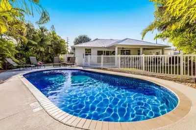 Image de Endless Summer: Sparkling Pool, 2 Blocks to Beach, Fenced Yard by Anna Maria Life Vacation Rentals