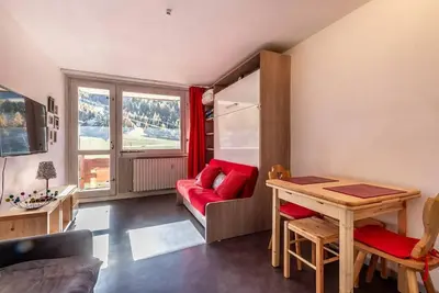 Image de 100m du centre station, 6ème étage, vue pistes de ski, balcon, télévision, casier à ski, 25m²