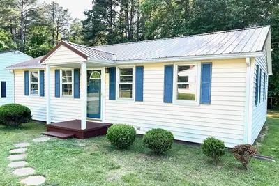 Image de Cozy 3 Bedroom / 1. 5 Bath House Close to Everything!