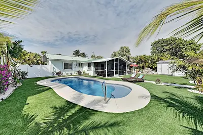 Image de Quiet, spacious canal-side home with private pool, waterfront patio & central Ac
