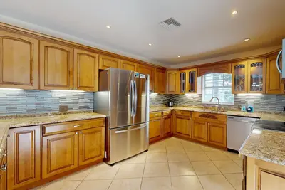 Image de Lovely dog-friendly lakefront home with lanai, pool, hot tub, & washer\/dryer