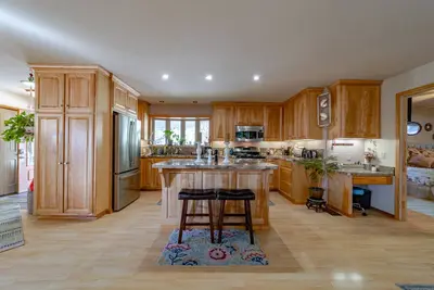 Image de Modern, Clean, Home in the Heart of The Ave. of the Giants, Starlink, Gated