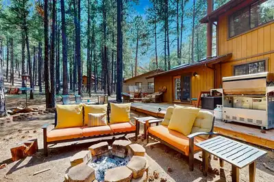 Image de Lavish retreat with game room, tranquil porch & scenic yard-near skiing & dining