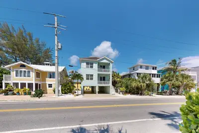 Image de Upper-level condo with partial Gulf views, grill, balcony, & W/D - walk to beach