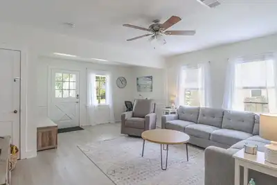 Image de Relaxing & Quaint! Walk to Beach, Fenced in Yard, Updated, Clean, Pet Friendly
