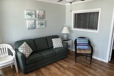 Image de 1 bedroom condo. Centrally located and a short walk to everything!