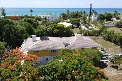 Adorable 2 bedroom suite - 200 steps to beach, car available