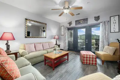 Image de Spectacular 3 Bedroom Lakefront Condo