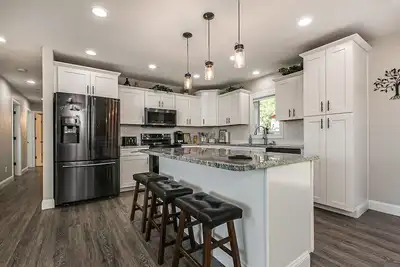 Image de Spacious Updated Home within Minutes to Shopping & Restaurants! u