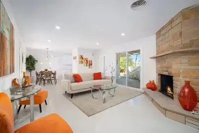 Image de Fab Mid Century Cathedral Cove Pool Home with Stunning Mountain Views
