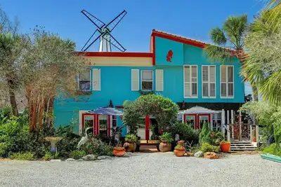 Image de Windmill Gardens Inn \"Penthouse\" by Galveston Bay is a cozy tropical hideaway!
