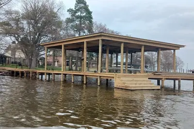 Image de Beautiful lake house with game room. Dog friendly