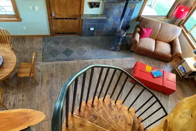 Image de Welcome to the Treehouse cabin located by the cool waters of the Big Hole River
