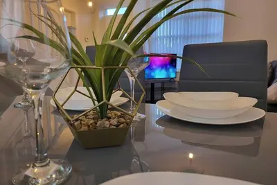 Image de Modern - Sleeps 5 - Free Parking - 10 mins to City Centre