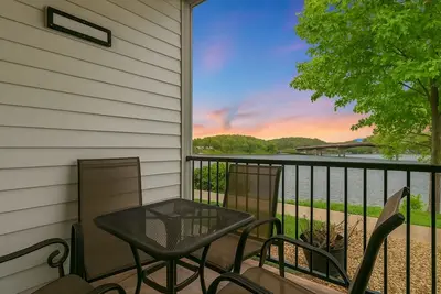 Image de Steps to Water, Serene View, Updated Condo Family Fun w/ 3 Pools in Camdenton