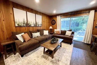Image de Walk To The Village! Fully Fenced and Spacious!