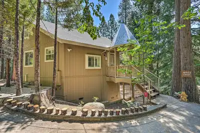 Image de 1 Mi to Jenkinson Lake: ‘Apple’s Chalet’ w\/ Deck