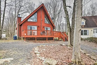Image de Golf, Ski + Fish: Cabin w/ Deck in Tobyhanna!