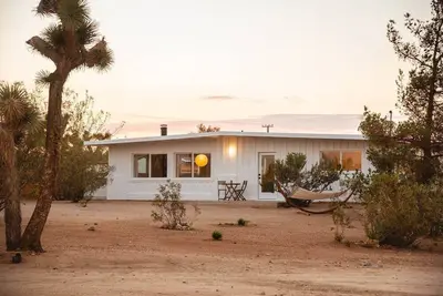 Image de Modern Desert Getaway - Cozy Fireplace and Cabana