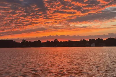 Image de Live & Love Life on the Lake at Sunset Cottage!