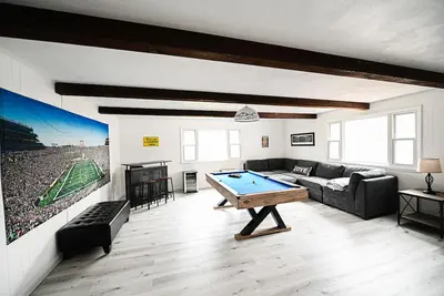 Image de Sb Home w Fireplace minutes to Notre Dame. Sleeps 6