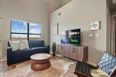 Image de Balcony Views + Ideal West Campus Austin Location!