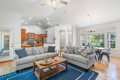 Image de Outstanding newly updated home in upscale, desirable neighborhood!