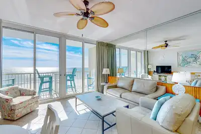 Image de 5th-floor oceanfront condo with access to pool, high-speed WiFi