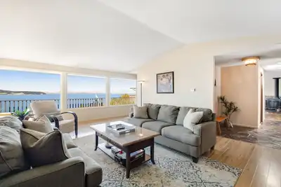 Image de Newly updated waterfront home with gas grill, fast WiFi, stunning views & W/D