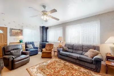 Image de Fantastic downtown home near hiking & lake activities with W\/D - dog-friendly