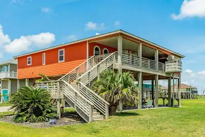 Image de Dog-friendly home near the beach with outdoor shower, central Ac, & washer/dryer