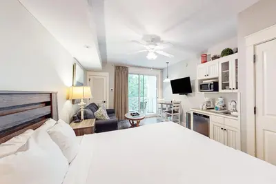 Image de Comfy studio with kitchenette, central Ac, pools, hot tub, & tennis