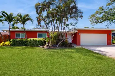 Image de Tropical home with pool, lovely patio & game room - walk to beach