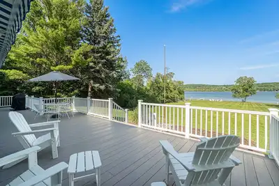 Image de Quaint waterfront home with beach, dock, sweeping views, fast WiFi & W/D