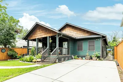 Image de Stylish dog-friendly home minutes from downtown with central Ac & washer/dryer