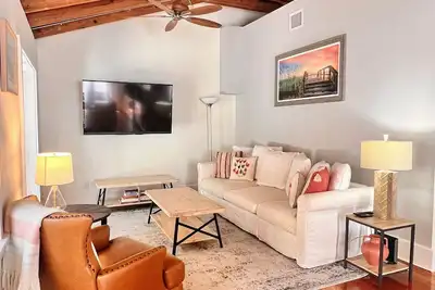 Image de Private Home in Heart of Old Town (Shared Pool! )