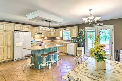 Image de Higden Home w/ Furnished Porch, Spacious Yard