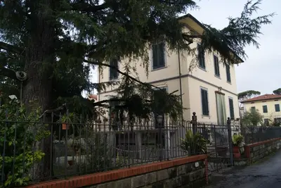 Villa with garden a stone's throw from the center