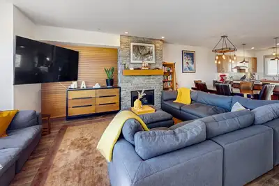 Image de Modern, dog-friendly townhome with hot tub, fireplace & fast WiFi - ski-in/out