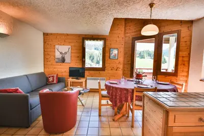 Image de Duplex ensoleillé près télécabine Mont Chéry - 2 chambres, terrasse, parking, proche commodités