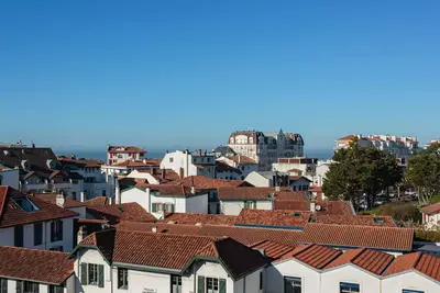 Image de Appartement moderne, centre-ville, à 400m de la plage